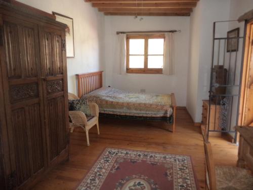 Postel nebo postele na pokoji v ubytování Lantana Stone House