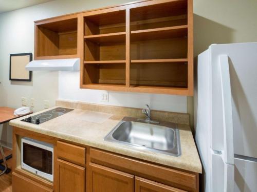 WoodSpring Suites McKinneyにあるキッチンまたは簡易キッチン