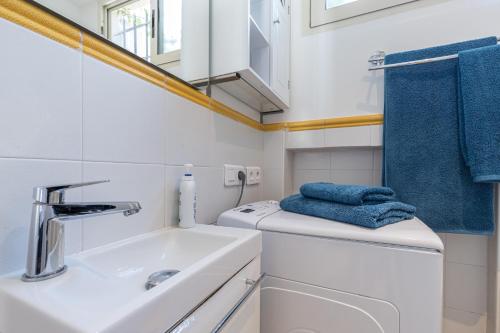 une petite salle de bain avec un lavabo et des toilettes dans l'établissement Promenade des Anglais . Nice, à Nice