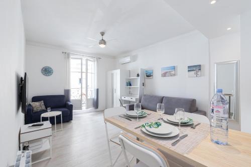 une cuisine et un salon avec une table et des chaises dans l'établissement Promenade des Anglais . Nice, à Nice