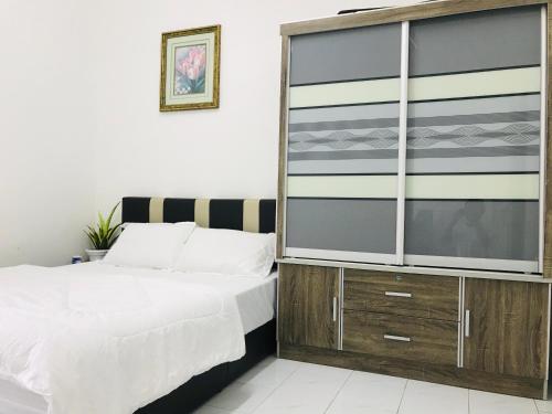 1 dormitorio con 1 cama y vestidor grande en Alyn Home Batu Pahat Wifi Coway, en Batu Pahat