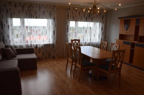 sala de estar con mesa, sillas y sofá en Uma Kuup Guest Apartments, en Võru