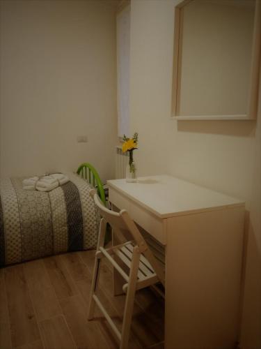 a small room with a desk and a bed at B&B Casa Lilli in Foligno
