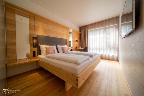
Ein Bett oder Betten in einem Zimmer der Unterkunft Tirol Lodge
