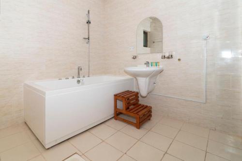 A bathroom at Al Masem Luxury Hotel Suites 3 Al Ahsa