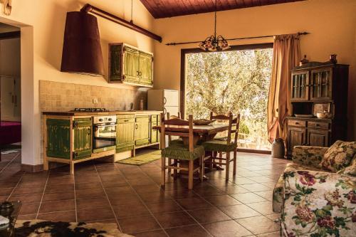 eine Küche mit grünen Schränken und einem Tisch mit einem Esszimmer in der Unterkunft Agriturismo Il Marrucheto in Scala Santa