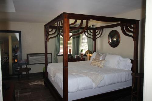 En eller flere senge i et værelse på Balinese Cottages