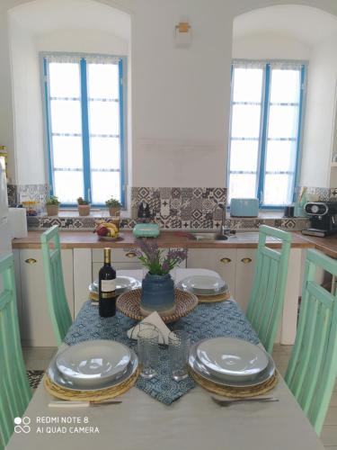 una cocina con una mesa con platos. en Villa Evdokia Kasos, en Agía Marína