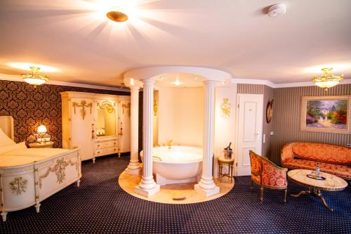 a bedroom with a bed and a tub in a room at Zur Weinsteige in Stuttgart