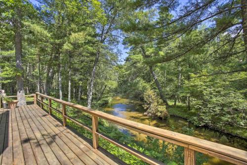 Gallery image of Tranquil Riverside Home with Wraparound Deck and Views in Baldwin