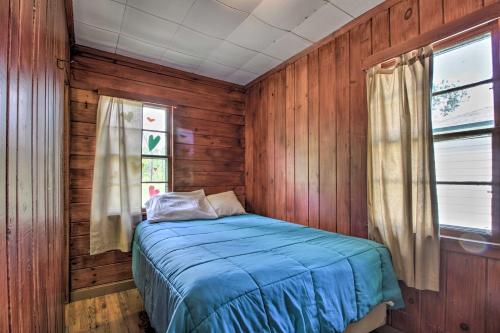 Postel nebo postele na pokoji v ubytování Lakefront Retreat with Boat Rentals, Beach and Bar