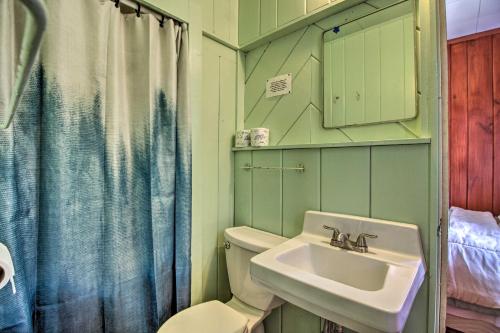 Koupelna v ubytování Lakefront Retreat with Boat Rentals, Beach and Bar