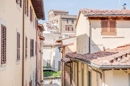 GuestHost - Piazza Santa Croce Design Apartment with Balcony