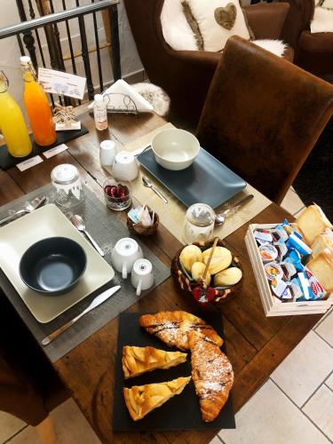 a table with a laptop and bread on it at La Chambre des Rêves in Aosta