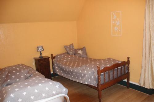 a bedroom with two twin beds and a window at Suite dans les dépendances du Château in Agonges