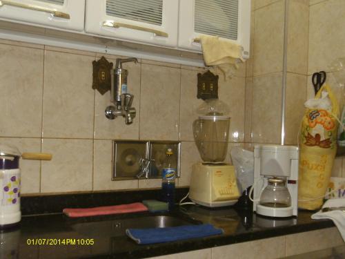 a kitchen counter with a blender and a sink at Apartamento Coração de Copacabana in Rio de Janeiro