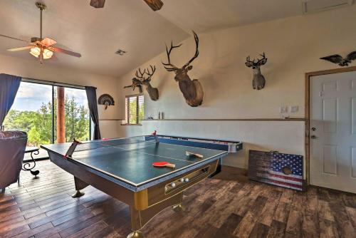 Stolní tenis v ubytování Overgaard Cabin with Pool Table and Incredible View nebo okolí