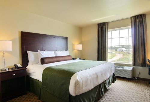 Ένα ή περισσότερα κρεβάτια σε δωμάτιο στο Cobblestone Inn & Suites - Linton