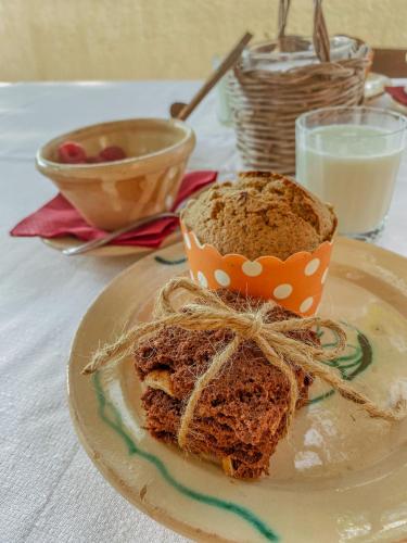 einen Teller mit einem Stück Brot auf dem Tisch in der Unterkunft Masseria Spina Resort in Monopoli