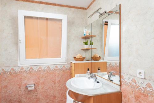 Ванная комната в Tamarels beach apartment in Pollensa