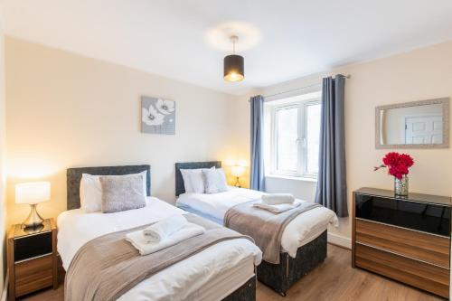 Säng eller sängar i ett rum på 1-bedroom apartment with balcony, Hoddesdon