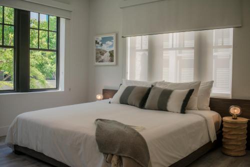 een slaapkamer met een groot bed en 2 ramen bij Casa Sofi in Miami Beach