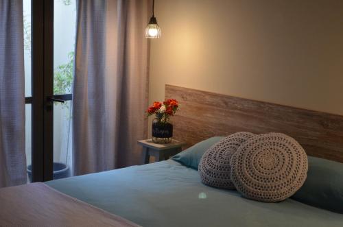 Кровать или кровати в номере Merceditas - Departamento con terraza y parrilla -