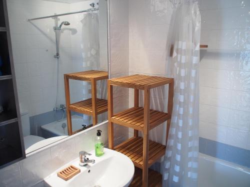 y baño con lavabo, ducha y espejo. en Flamingo Golf B, en Sanlúcar de Barrameda