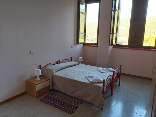AcquaspartaにあるSan Francescoのベッドルーム1室(ベッド1台、窓2つ付)