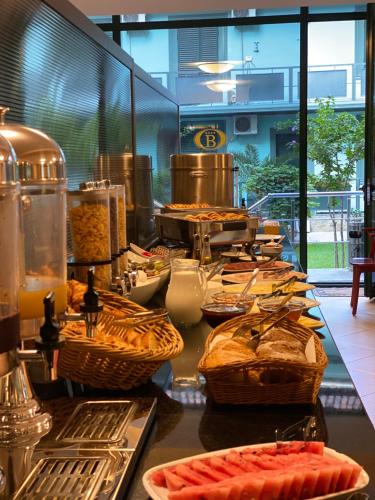 un buffet con cestas de comida en una mesa en Batesta Hotel, en Tiflis