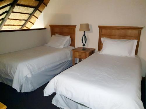 124 Fairways Drakensberg Gardens tesisinde bir odada yatak veya yataklar