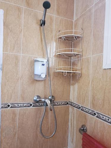 a shower with a shower head in a bathroom at CASA BAJA EXTRAORDINARIA EN URBANIZACIÓN NATURISTA! in Las Bombardas