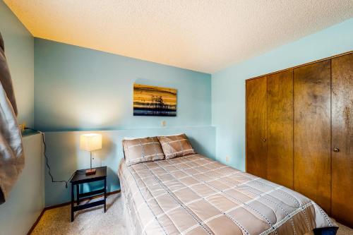 um quarto com uma cama e um armário de madeira em Mountain Oasis em Woodland Park