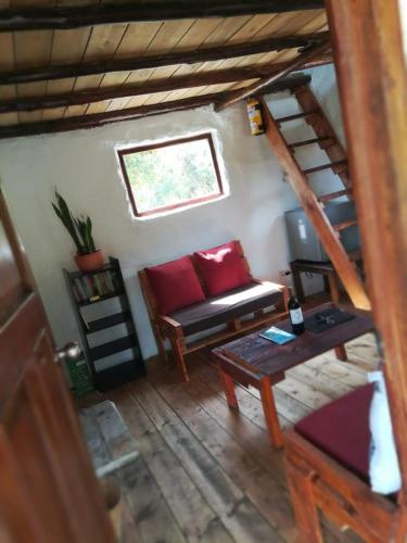 a living room with a couch and a table at Jardin Colibri RNT 33633 in Guatavita