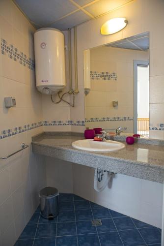 a bathroom with a sink and a mirror at Апартамент Евксиновград, една спалня - безплатен паркинг, Варна in Varna City