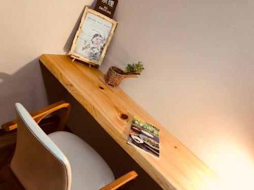 escritorio con silla y una foto en la pared en 大人スイート 那須高原 結 cottage, en Nasu