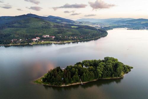 Ett flygfoto av 2- posteľová izba s kúpeľňou EMKA v PENZION TRSTENÁ