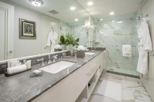 Ein Badezimmer in der Unterkunft The Ivey's Hotel