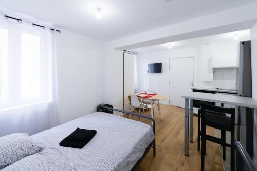 a small bedroom with a bed and a desk at COSY PUTEAUX QUAI DION BOUTOn in Puteaux