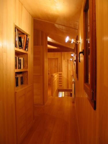 un couloir vide avec une étagère et une porte dans l'établissement Maison Rouge, à Plan dʼAups