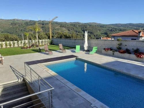 בריכת השחייה שנמצאת ב-Moradia com piscina vista sobre a natureza או באזור