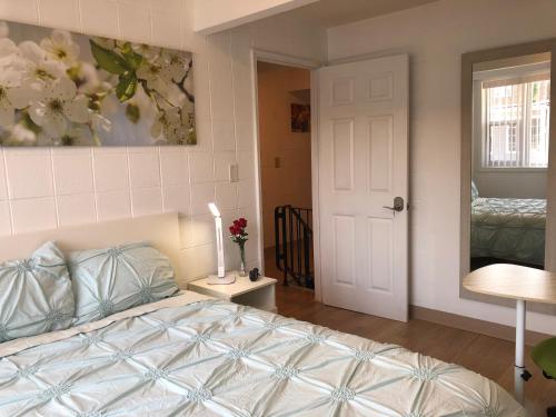a bedroom with a bed and a painting on the wall at Hyde Park Modern Private Room - Near Univ of Chicago in Chicago