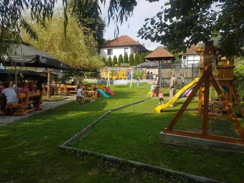 Kawasan permainan kanak-kanak di Restoran,,Vuk,, Tršić