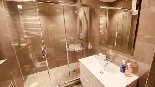 ニースにあるIMPERIAのバスルーム(シャワー、洗面台、トイレ付)