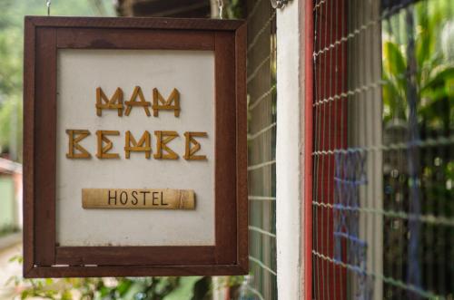 a sign on the side of a house at Mambembe Hostel - Ilha Grande in Abraão