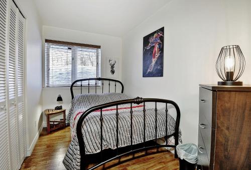 Giường trong phòng chung tại Condo 517 Chemin du Hibou by Les Chalets Alpins