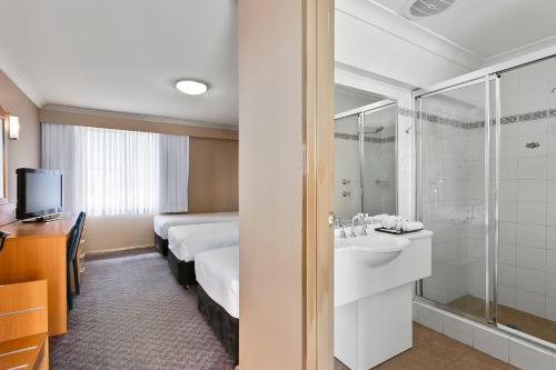 Phòng tắm tại Quality Inn Penrith Sydney