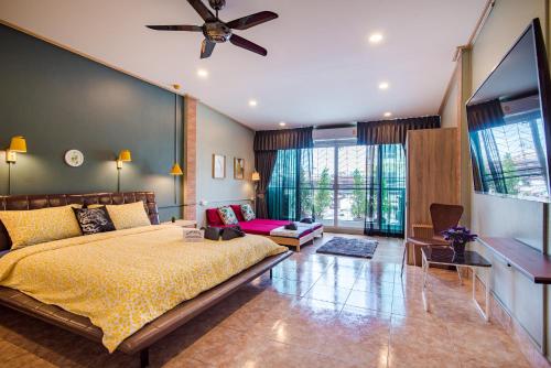 um quarto com uma cama e uma ventoinha de tecto em Luxury City-Loft, just 9 minutes walk to the Beach em Hua Hin
