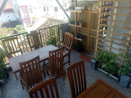 Un balcón o terraza en Losmen Fadel Malioboro Jogja