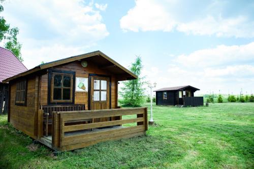 een kleine houten hut met een hek in een veld bij Chalet in Myza Igaste